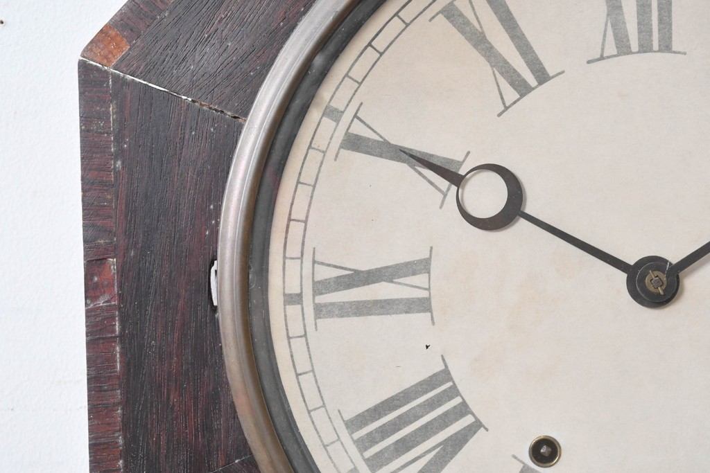 アメリカアンティーク　1880年から1900年頃　William L. Gilbert Clock Company(ウィリアム・L・ギルバート・クロック・カンパニー)　八角形の文字盤枠と優美な彫刻装飾がお洒落な掛け時計　(R-091811)