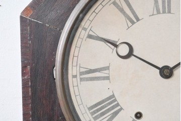 アメリカアンティーク　1880年から1900年頃　William L. Gilbert Clock Company(ウィリアム・L・ギルバート・クロック・カンパニー)　八角形の文字盤枠と優美な彫刻装飾がお洒落な掛け時計　(R-091811)