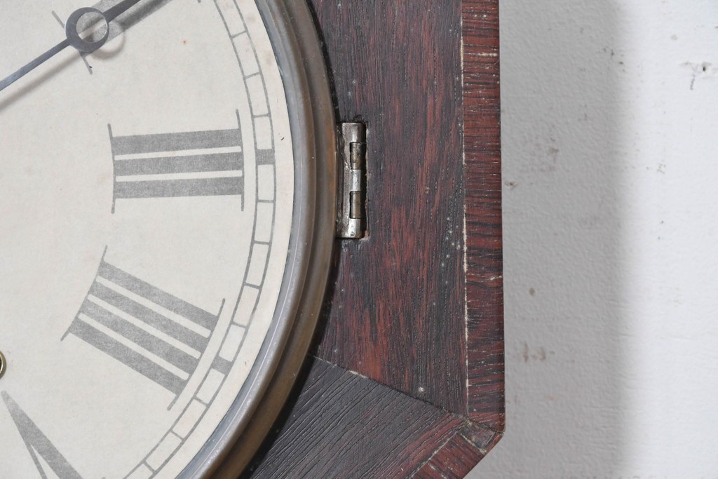 アメリカアンティーク　1880年から1900年頃　William L. Gilbert Clock Company(ウィリアム・L・ギルバート・クロック・カンパニー)　八角形の文字盤枠と優美な彫刻装飾がお洒落な掛け時計　(R-091811)