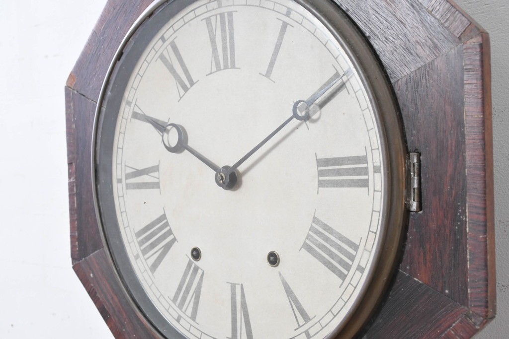 アメリカアンティーク　1880年から1900年頃　William L. Gilbert Clock Company(ウィリアム・L・ギルバート・クロック・カンパニー)　八角形の文字盤枠と優美な彫刻装飾がお洒落な掛け時計　(R-091811)