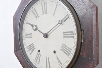 アメリカアンティーク　1880年から1900年頃　William L. Gilbert Clock Company(ウィリアム・L・ギルバート・クロック・カンパニー)　八角形の文字盤枠と優美な彫刻装飾がお洒落な掛け時計　(R-091811)