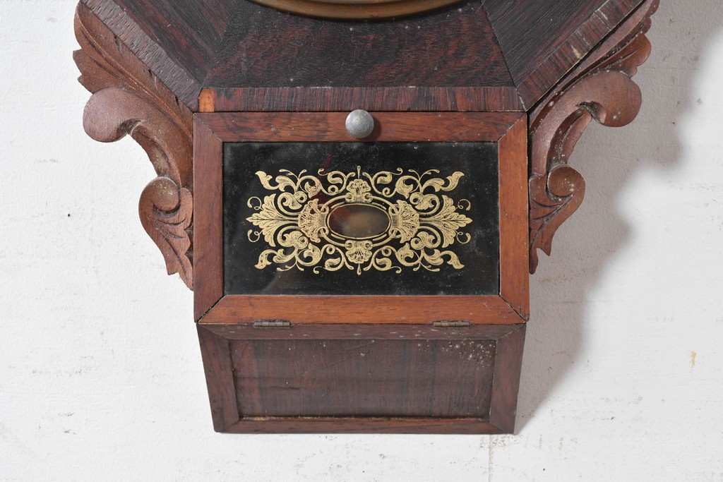 アメリカアンティーク　1880年から1900年頃　William L. Gilbert Clock Company(ウィリアム・L・ギルバート・クロック・カンパニー)　八角形の文字盤枠と優美な彫刻装飾がお洒落な掛け時計　(R-091811)