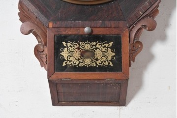アメリカアンティーク　1880年から1900年頃　William L. Gilbert Clock Company(ウィリアム・L・ギルバート・クロック・カンパニー)　八角形の文字盤枠と優美な彫刻装飾がお洒落な掛け時計　(R-091811)