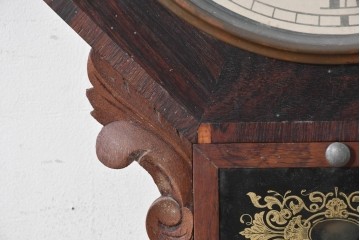アメリカアンティーク　1880年から1900年頃　William L. Gilbert Clock Company(ウィリアム・L・ギルバート・クロック・カンパニー)　八角形の文字盤枠と優美な彫刻装飾がお洒落な掛け時計　(R-091811)
