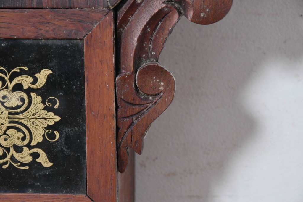アメリカアンティーク　1880年から1900年頃　William L. Gilbert Clock Company(ウィリアム・L・ギルバート・クロック・カンパニー)　八角形の文字盤枠と優美な彫刻装飾がお洒落な掛け時計　(R-091811)