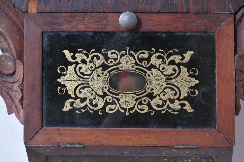 アメリカアンティーク　1880年から1900年頃　William L. Gilbert Clock Company(ウィリアム・L・ギルバート・クロック・カンパニー)　八角形の文字盤枠と優美な彫刻装飾がお洒落な掛け時計　(R-091811)