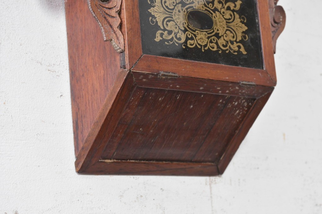 アメリカアンティーク　1880年から1900年頃　William L. Gilbert Clock Company(ウィリアム・L・ギルバート・クロック・カンパニー)　八角形の文字盤枠と優美な彫刻装飾がお洒落な掛け時計　(R-091811)