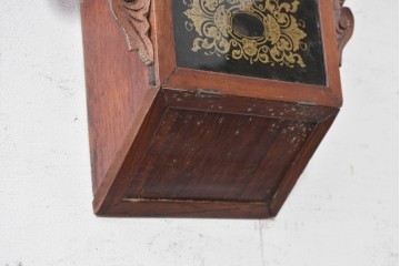 アメリカアンティーク　1880年から1900年頃　William L. Gilbert Clock Company(ウィリアム・L・ギルバート・クロック・カンパニー)　八角形の文字盤枠と優美な彫刻装飾がお洒落な掛け時計　(R-091811)