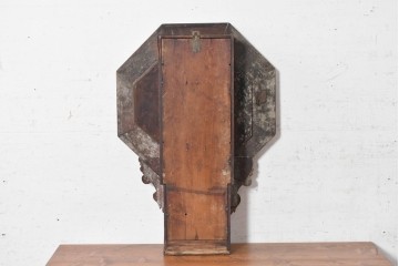 アメリカアンティーク　1880年から1900年頃　William L. Gilbert Clock Company(ウィリアム・L・ギルバート・クロック・カンパニー)　八角形の文字盤枠と優美な彫刻装飾がお洒落な掛け時計　(R-091811)