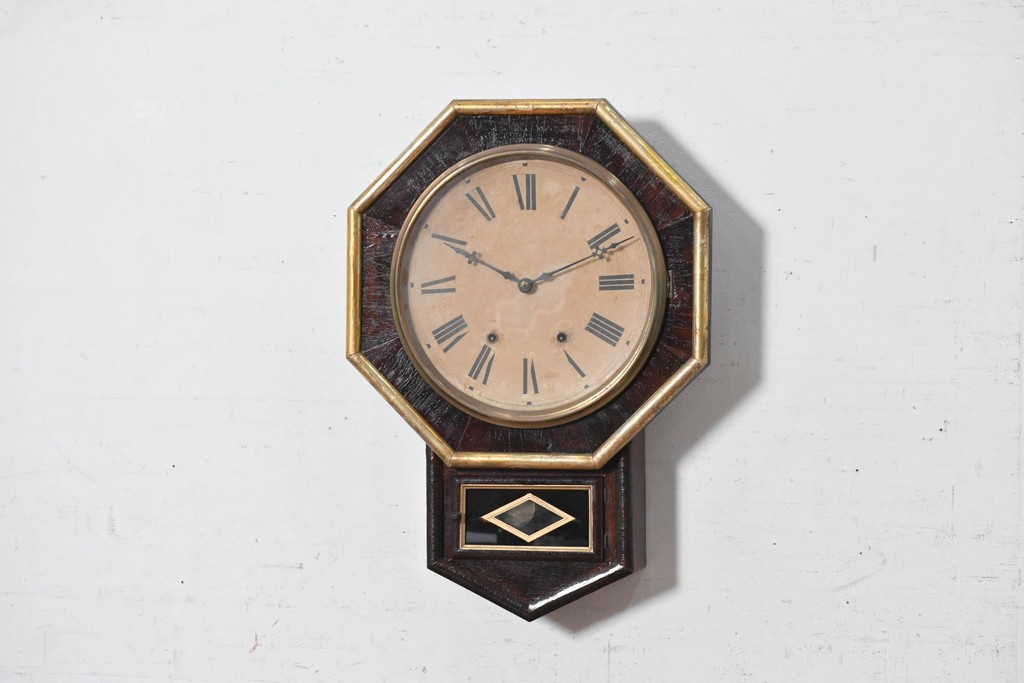アメリカアンティーク　1900年頃　New Haven Clock Co.(ニューヘブン社)　金色の縁取りと菱形模様が印象的な八角形の掛け時計　(R-091812)