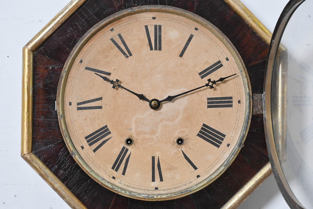アメリカアンティーク　1900年頃　New Haven Clock Co.(ニューヘブン社)　金色の縁取りと菱形模様が印象的な八角形の掛け時計　(R-091812)
