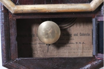 アメリカアンティーク　1900年頃　New Haven Clock Co.(ニューヘブン社)　金色の縁取りと菱形模様が印象的な八角形の掛け時計　(R-091812)