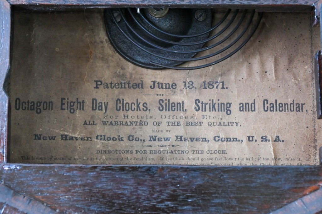 アメリカアンティーク　1900年頃　New Haven Clock Co.(ニューヘブン社)　金色の縁取りと菱形模様が印象的な八角形の掛け時計　(R-091812)