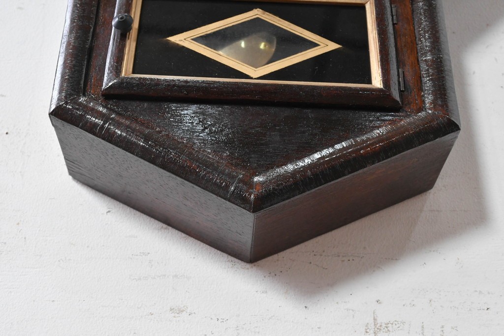 アメリカアンティーク　1900年頃　New Haven Clock Co.(ニューヘブン社)　金色の縁取りと菱形模様が印象的な八角形の掛け時計　(R-091812)