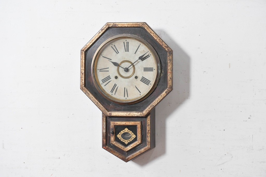 アメリカアンティーク　1900年頃　New Haven Clock Co.(ニューヘブン社)　金色の縁取りがクラシカルな八角形の掛け時計　(R-091813)