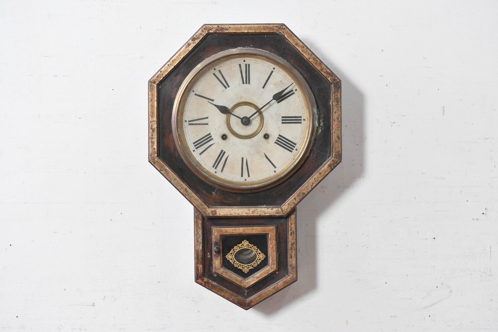 アメリカアンティーク　1900年頃　New Haven Clock Co.(ニューヘブン社)　金色の縁取りがクラシカルな八角形の掛け時計　(R-091813)