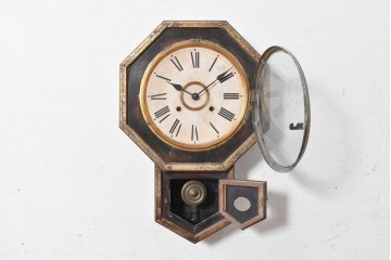 アメリカアンティーク　1900年頃　New Haven Clock Co.(ニューヘブン社)　金色の縁取りがクラシカルな八角形の掛け時計　(R-091813)