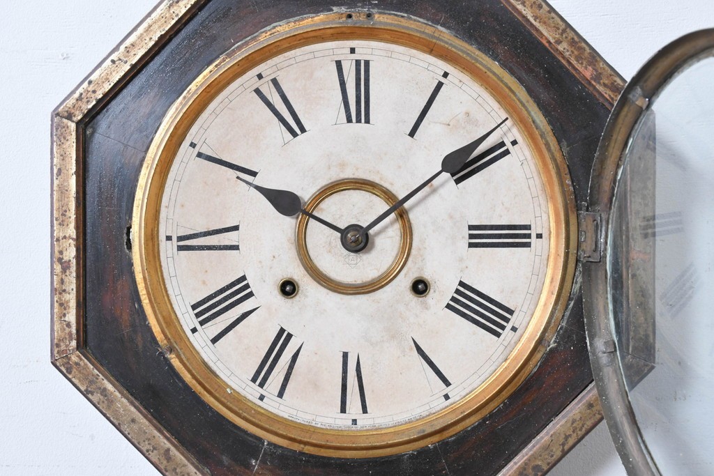 アメリカアンティーク　1900年頃　New Haven Clock Co.(ニューヘブン社)　金色の縁取りがクラシカルな八角形の掛け時計　(R-091813)