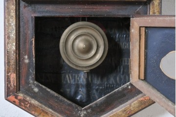 アメリカアンティーク　1900年頃　New Haven Clock Co.(ニューヘブン社)　金色の縁取りがクラシカルな八角形の掛け時計　(R-091813)