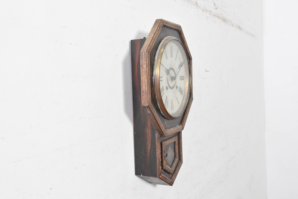 アメリカアンティーク　1900年頃　New Haven Clock Co.(ニューヘブン社)　金色の縁取りがクラシカルな八角形の掛け時計　(R-091813)