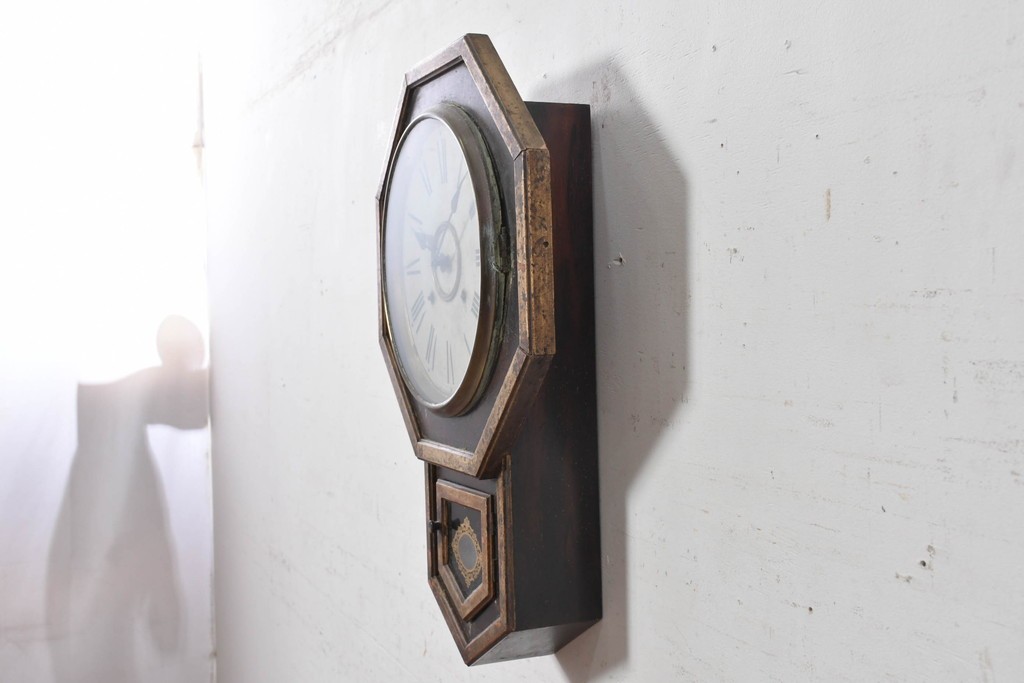 アメリカアンティーク　1900年頃　New Haven Clock Co.(ニューヘブン社)　金色の縁取りがクラシカルな八角形の掛け時計　(R-091813)