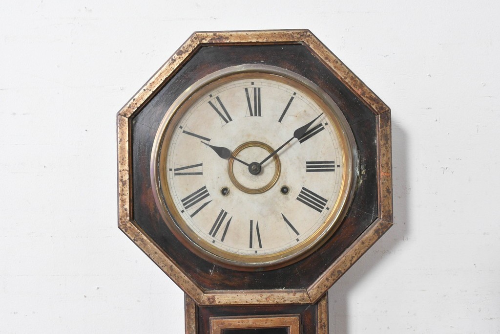 アメリカアンティーク　1900年頃　New Haven Clock Co.(ニューヘブン社)　金色の縁取りがクラシカルな八角形の掛け時計　(R-091813)