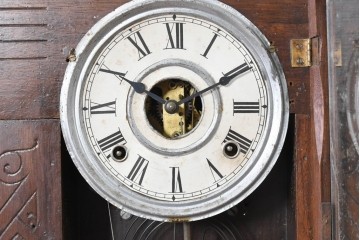 アメリカアンティーク　1870年から1910年頃　華やかな木彫り装飾と絵付けガラスが華やかな掛け時計　(R-091815)