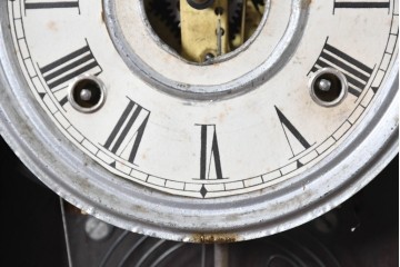 アメリカアンティーク　1870年から1910年頃　華やかな木彫り装飾と絵付けガラスが華やかな掛け時計　(R-091815)