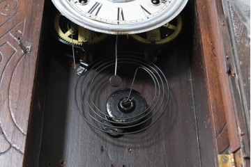 アメリカアンティーク　1870年から1910年頃　華やかな木彫り装飾と絵付けガラスが華やかな掛け時計　(R-091815)