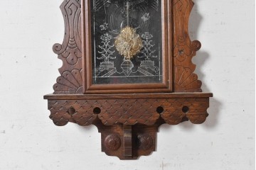 アメリカアンティーク　1870年から1910年頃　華やかな木彫り装飾と絵付けガラスが華やかな掛け時計　(R-091815)