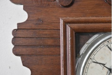 アメリカアンティーク　1870年から1910年頃　華やかな木彫り装飾と絵付けガラスが華やかな掛け時計　(R-091815)
