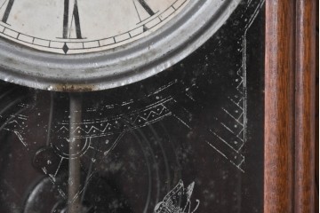 アメリカアンティーク　1870年から1910年頃　華やかな木彫り装飾と絵付けガラスが華やかな掛け時計　(R-091815)