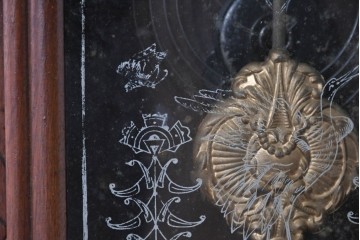アメリカアンティーク　1870年から1910年頃　華やかな木彫り装飾と絵付けガラスが華やかな掛け時計　(R-091815)