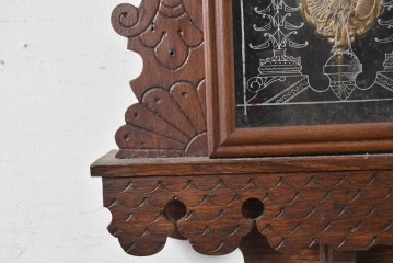 アメリカアンティーク　1870年から1910年頃　華やかな木彫り装飾と絵付けガラスが華やかな掛け時計　(R-091815)