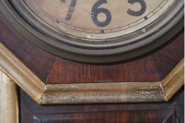 アメリカアンティーク　E.N.WELCH(ウェルチ)社　1890年から1890年頃　金色の縁取りがクラシカルな掛け時計　(R-091816)