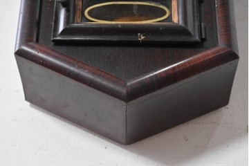 アメリカアンティーク　1880年から1890年頃　金色の縁取りがレトロな掛け時計　(R-091822)