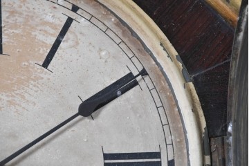 アメリカアンティーク　1880年から1890年頃　金色の縁取りがレトロな掛け時計　(R-091822)