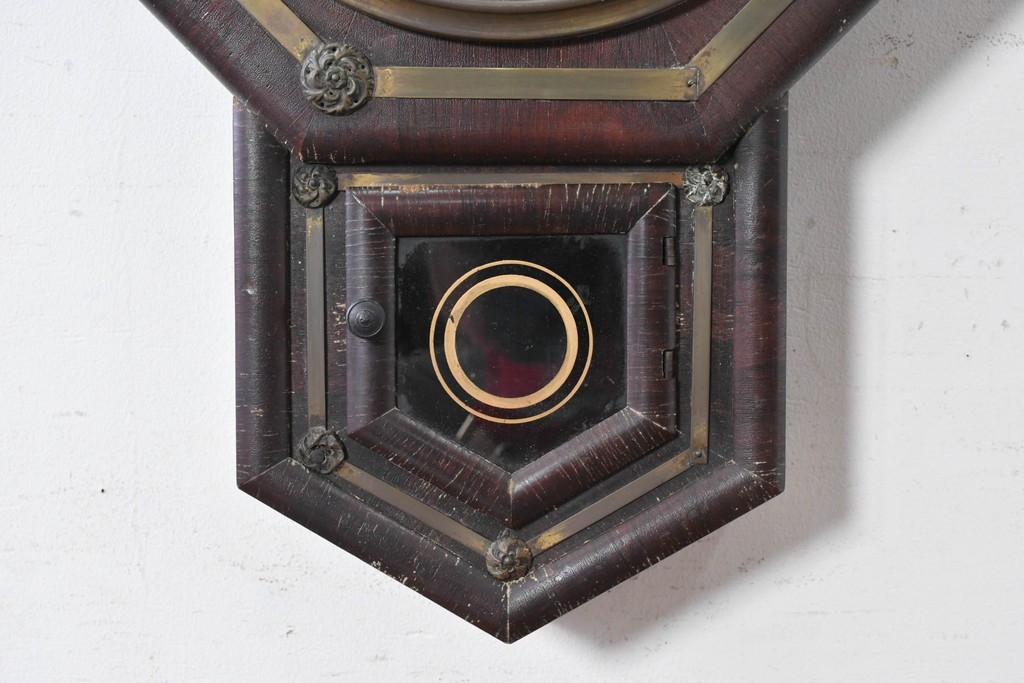 アメリカアンティーク　1900年頃　WATERBURY CLOCK CO.(ウォーターベリー)　花モチーフの装飾と金色のラインがお洒落な掛け時計　(R-091824)