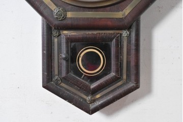 アメリカアンティーク　1900年頃　WATERBURY CLOCK CO.(ウォーターベリー)　花モチーフの装飾と金色のラインがお洒落な掛け時計　(R-091824)
