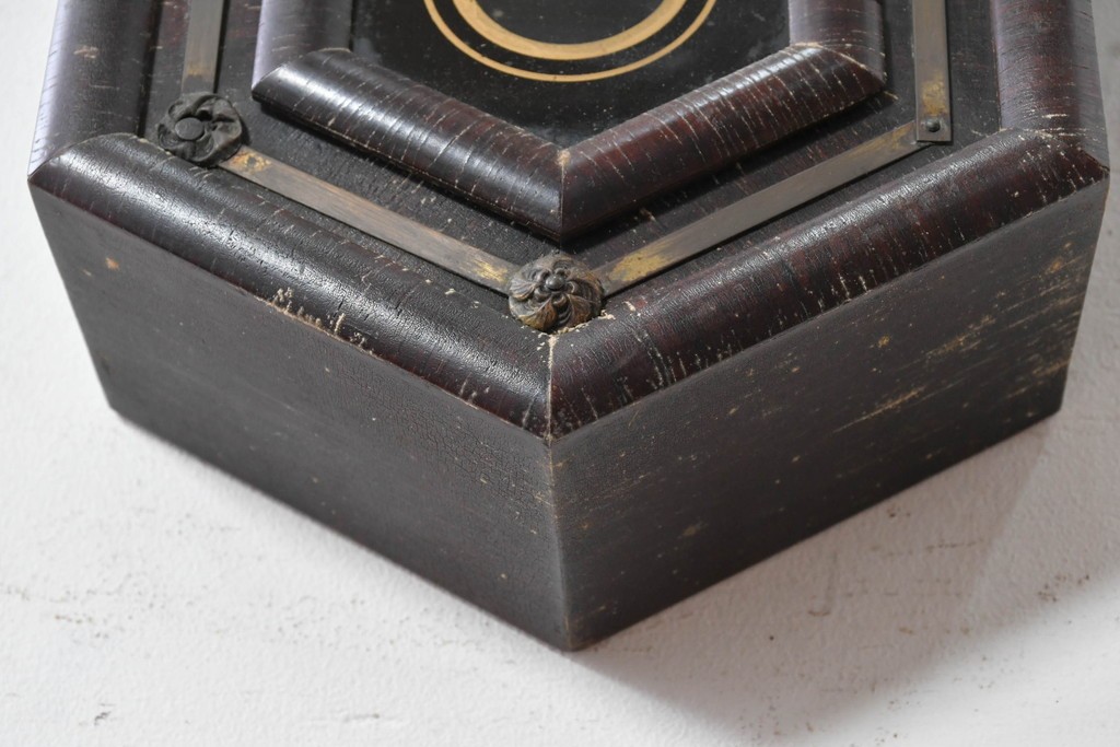 アメリカアンティーク　1900年頃　WATERBURY CLOCK CO.(ウォーターベリー)　花モチーフの装飾と金色のラインがお洒落な掛け時計　(R-091824)