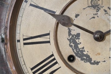 アメリカアンティーク　1900年頃　WATERBURY CLOCK CO.(ウォーターベリー)　花モチーフの装飾と金色のラインがお洒落な掛け時計　(R-091824)