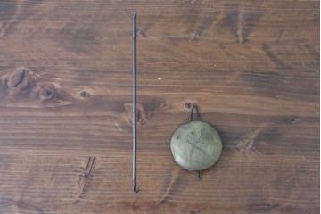 アメリカアンティーク　1900年頃　WATERBURY CLOCK CO.(ウォーターベリー)　花モチーフの装飾と金色のラインがお洒落な掛け時計　(R-091824)
