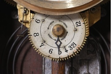 和製アンティーク　大正期から昭和初期　富士時計製造工場　花飾りと振り子窓が趣ある掛け時計　(R-091832)