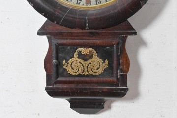 アメリカアンティーク　1870年頃　Ansonia Clock Company(アンソニア)　ローマ数字と日付目盛りを配した丸型文字盤の掛け時計　(R-091835)