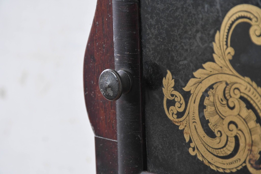 アメリカアンティーク　1870年頃　Ansonia Clock Company(アンソニア)　ローマ数字と日付目盛りを配した丸型文字盤の掛け時計　(R-091835)