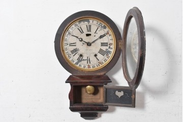 アメリカアンティーク　1870年頃　Ansonia Clock Company(アンソニア)　ローマ数字と日付目盛りを配した丸型文字盤の掛け時計　(R-091835)