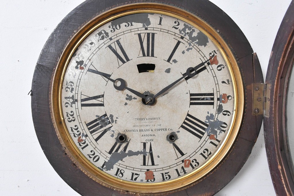 アメリカアンティーク　1870年頃　Ansonia Clock Company(アンソニア)　ローマ数字と日付目盛りを配した丸型文字盤の掛け時計　(R-091835)