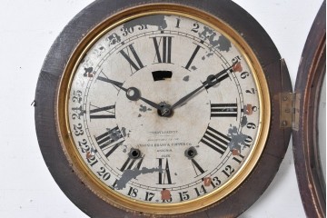 アメリカアンティーク　1870年頃　Ansonia Clock Company(アンソニア)　ローマ数字と日付目盛りを配した丸型文字盤の掛け時計　(R-091835)