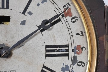 アメリカアンティーク　1870年頃　Ansonia Clock Company(アンソニア)　ローマ数字と日付目盛りを配した丸型文字盤の掛け時計　(R-091835)