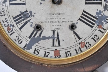 アメリカアンティーク　1870年頃　Ansonia Clock Company(アンソニア)　ローマ数字と日付目盛りを配した丸型文字盤の掛け時計　(R-091835)